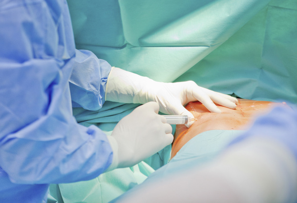 Brustvergrößerungschirurgie im Operationssaal Chirurg Werkzeuge Implantat - Foto, Bild