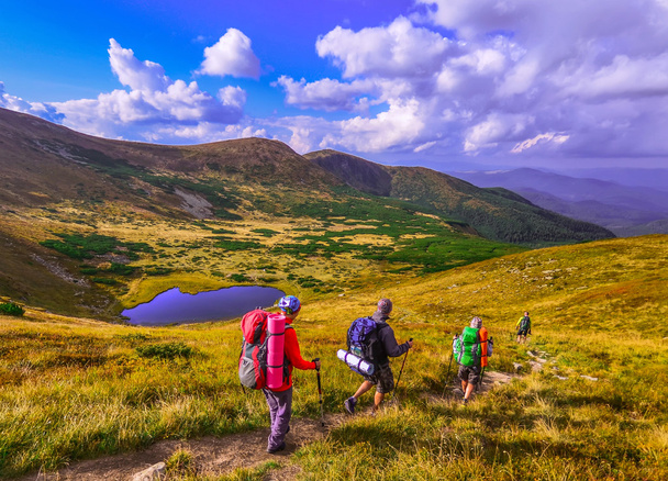 Grupo de excursionistas en las montañas, vista de las montañas Cárpatos
  - Foto, imagen