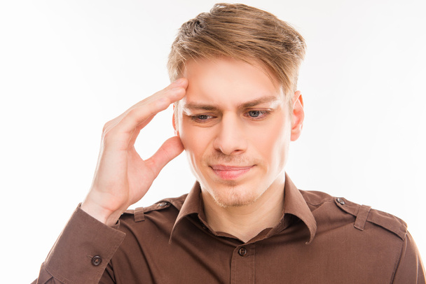 Jeune homme attrayant avec migraine touchant sa tête
 - Photo, image