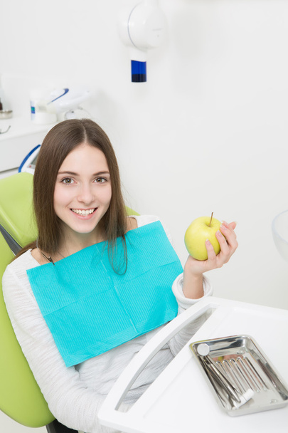 Young woman at dentists office - Foto, Bild