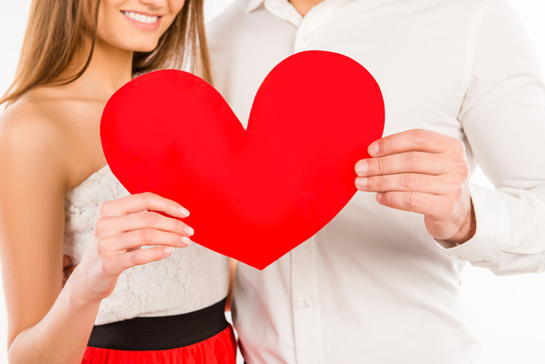 Couple in love holding big paper heart - Φωτογραφία, εικόνα