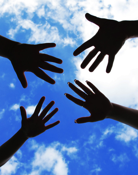 Cinco mãos símbolo de união toque contra o céu
 - Foto, Imagem