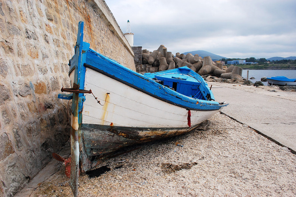 Antiguo bote de remos en el puerto búlgaro
 - Foto, imagen