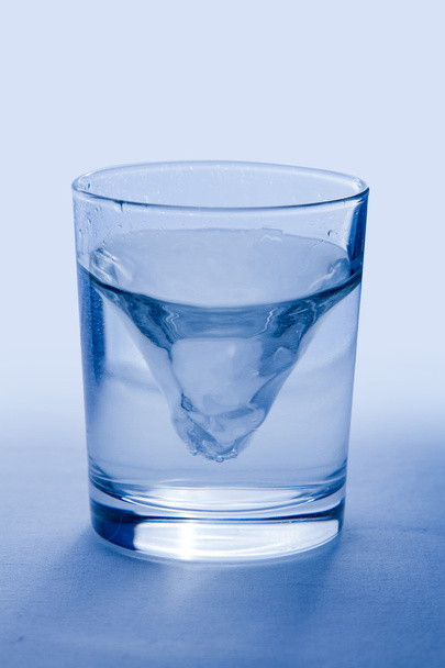Vetro di acqua isolato su sfondo blu
 - Foto, immagini