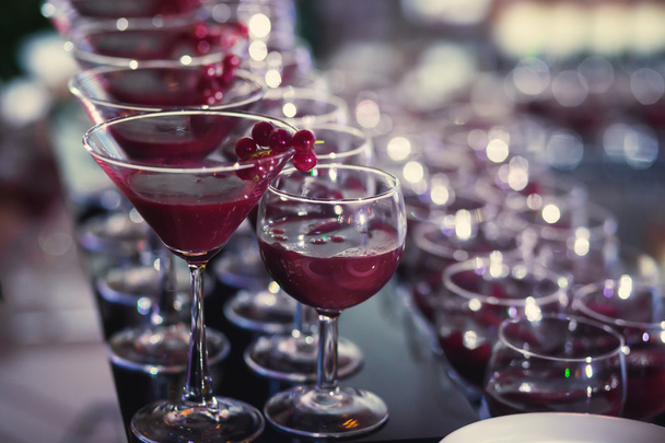 Beautiful row line of different colored alcohol cocktails with mint on a christmas party, martini, vodka,and others on decorated catering bouquet table on open air event, picture with beautiful bokeh - Fotografie, Obrázek