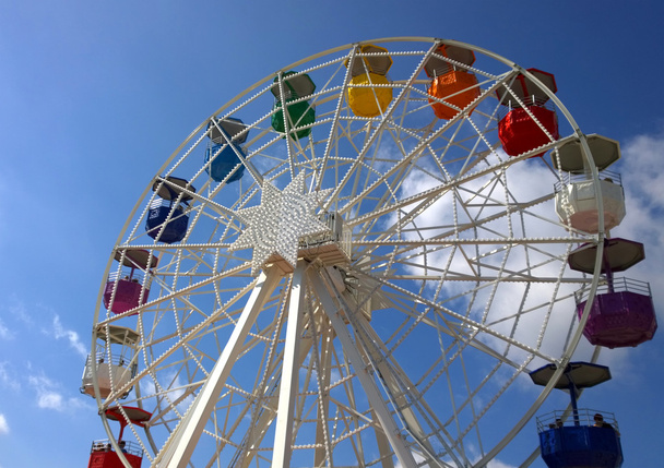 Grande roda colorida no parque de diversões
 - Foto, Imagem