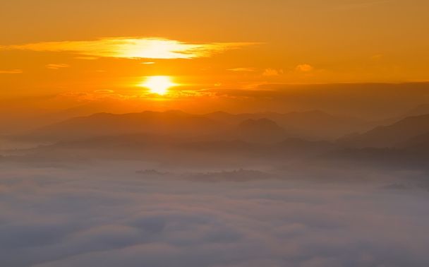 napkelte-köd. - Fotó, kép