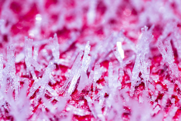 natürliche Bildung von Eiskristallen bei kalten Temperaturen  - Foto, Bild