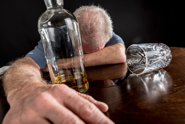 Pijany mężczyzna osunął się na stole - Zdjęcie, obraz