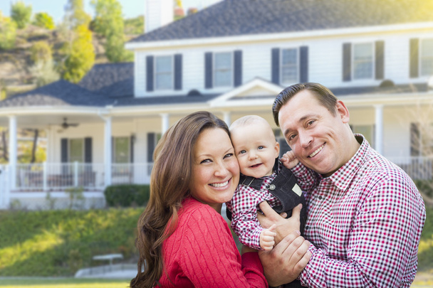 Familia joven con bebé al aire libre en frente de casa personalizada
 - Foto, imagen