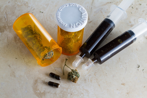 Olio essenziale a base di cannabis medicinale
  - Foto, immagini