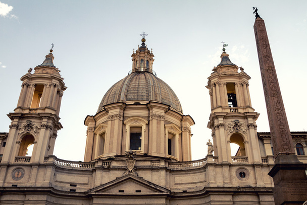 Στήλη μπροστά από την ιστορική εκκλησία Agnese Sant - Φωτογραφία, εικόνα