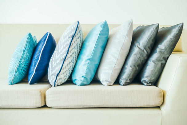 Όμορφο πολυτελές μαξιλάρια στον καναπέ - Φωτογραφία, εικόνα