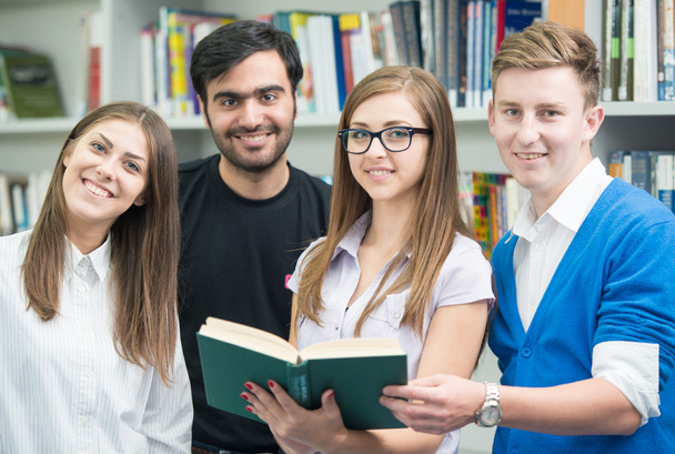 Ευτυχισμένος νέους φοιτητές που σπουδάζουν σε κολλέγιο βιβλιοθήκη - Φωτογραφία, εικόνα