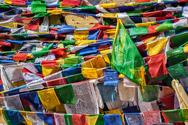 Bandeiras budistas de oração lungta
 - Foto, Imagem