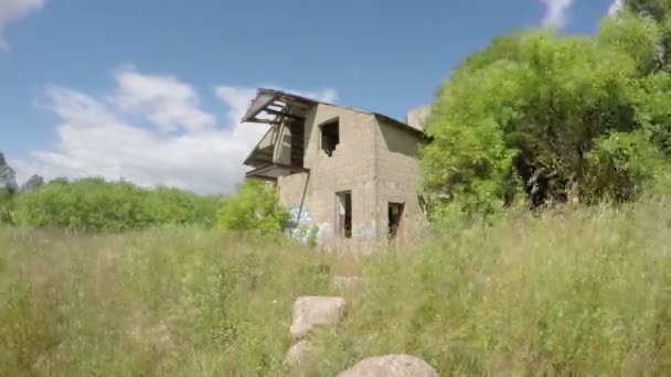altes trostloses Gebäude auf der grünen Wiese an einem luftigen, sonnigen Tag, Zeitraffer 4 k - Filmmaterial, Video