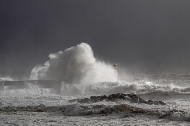 Stürmische Wellen über alten Leuchtturm und Pier - Foto, Bild