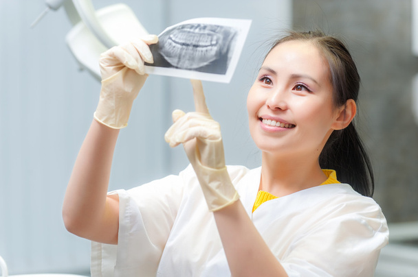 Dentista mirando la imagen de rayos X
 - Foto, Imagen