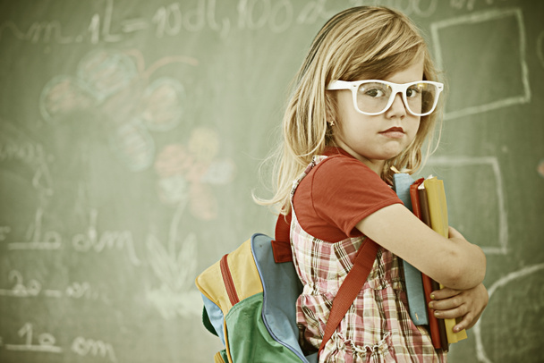 Μικρό κορίτσι στο σχολείο έχοντας εκπαιδευτικές δραστηριότητες - Φωτογραφία, εικόνα