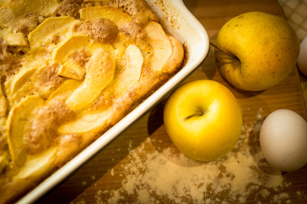 Primo piano di torta di mele fatta in casa e mele fresche su tavola di legno
 - Foto, immagini
