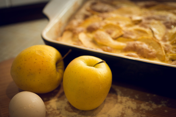 Toned closeup de bela torta de maçã caseira e maçãs em madeira
 - Foto, Imagem
