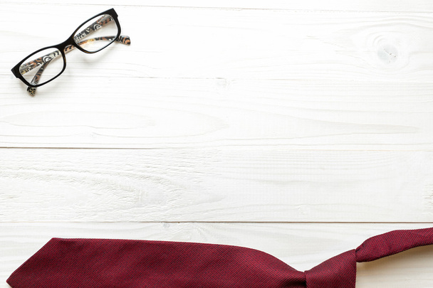Λευκό φόντο ξύλινη με γραβάτα και γυαλιά. Επιχείρηση έκφραση - Φωτογραφία, εικόνα