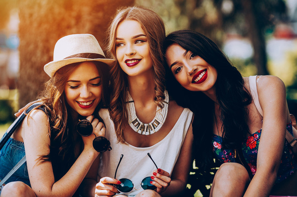 tres hermosas chicas jóvenes
 - Foto, Imagen