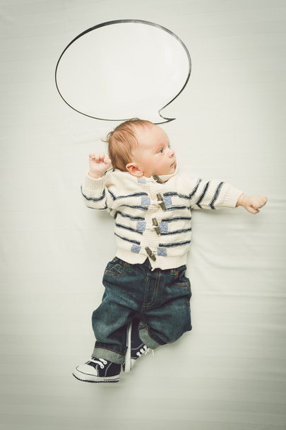 Netter kleiner Junge posiert mit leerer Sprechblase - Foto, Bild