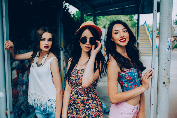 drei schöne junge Mädchen an der Bushaltestelle - Foto, Bild