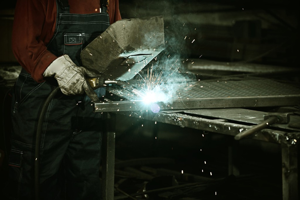 Trabajador de hierro de corte con herramienta profesional
 - Foto, Imagen