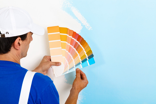 Maler Mann sucht eine Farbpalette  - Foto, Bild