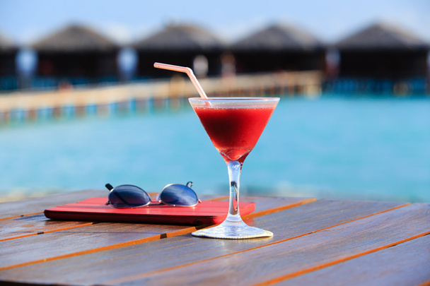 koktejl, touch pad a brýle na beach resort - Fotografie, Obrázek
