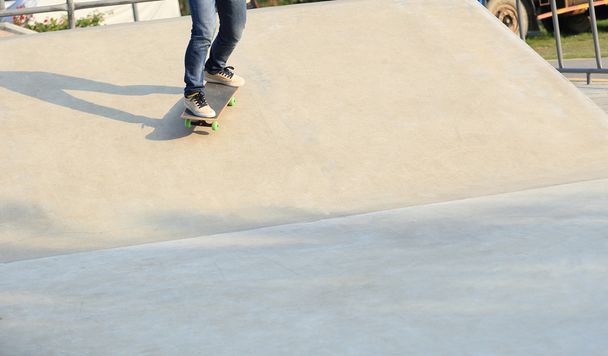 skateboarding woman legs - Foto, Imagem