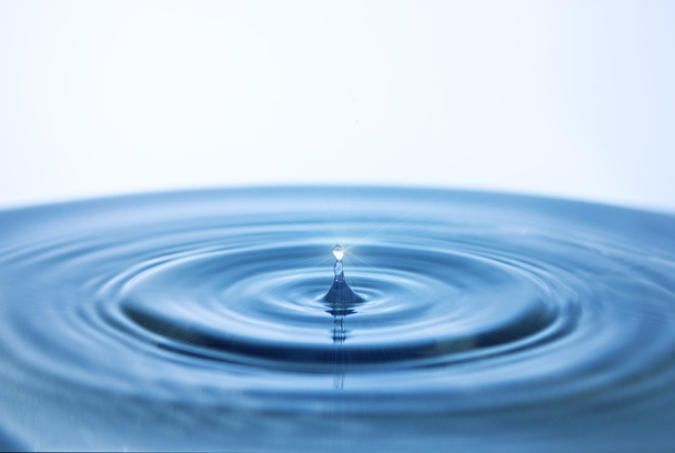 Salpicadura de gota de agua
 - Foto, Imagen