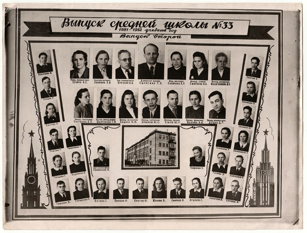 Una foto antigua muestra la foto de grupo de los graduados de la escuela secundaria (secundaria)
. - Foto, imagen