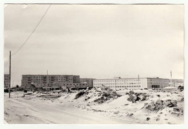 Ein historisches Foto zeigt den Bau von Wohnblöcken in der Straße. Winterzeit. - Foto, Bild