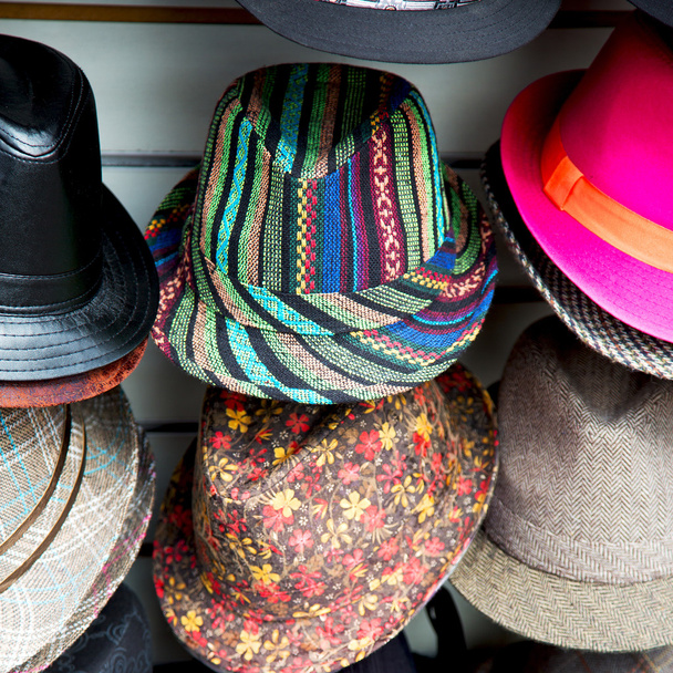 en Londres viejo sombrero rojo y negro la tienda de moda
 - Foto, Imagen