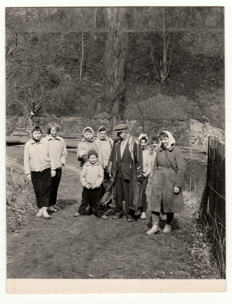 Foto vintage mostra as pessoas ao ar livre
. - Foto, Imagem