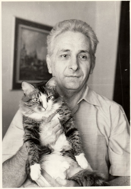 Vintage photo montre homme berceaux chat
. - Photo, image