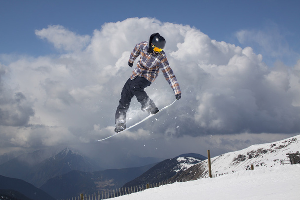 Vliegende snowboarder op de bergen. Extreme sport. - Foto, afbeelding