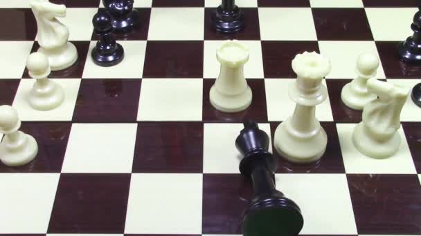 Czarny król kawałka szachy w pozycji kolega - Materiał filmowy, wideo