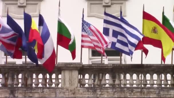 Міжнародні прапори, що махають вітром
 - Кадри, відео