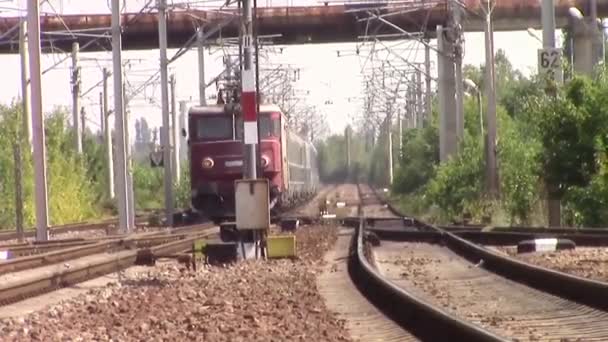 Személyszállító vonat érkezik a forró nyári napon - Felvétel, videó