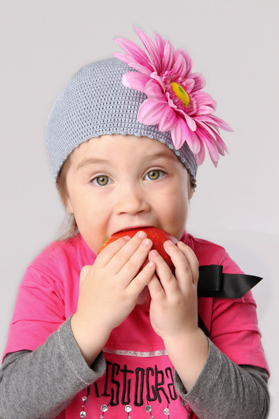 Girl eats a huge red apple - Foto, imagen