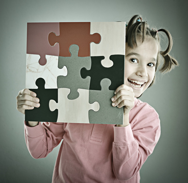Kid connecting the jigsaw puzzle - 写真・画像