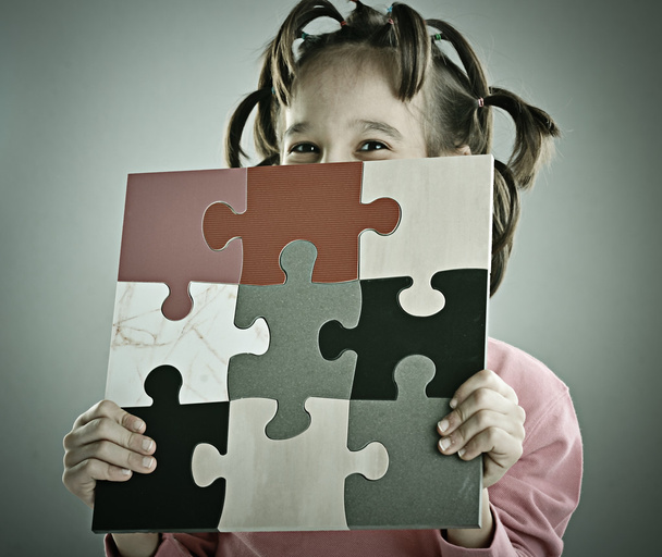 Kid connecting the jigsaw puzzle - Fotoğraf, Görsel