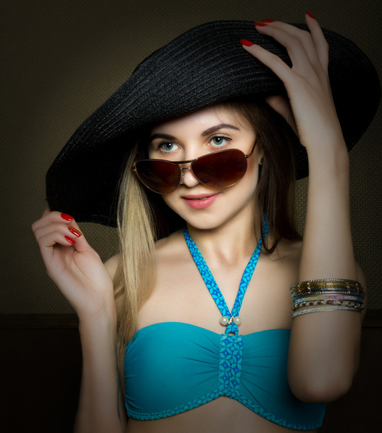 beautiful young lady in a bathing suit, big black hat on high heels, and sunglasses - Foto, Imagem