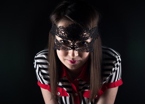 Esmer kadın ve dantel maskesi - Fotoğraf, Görsel