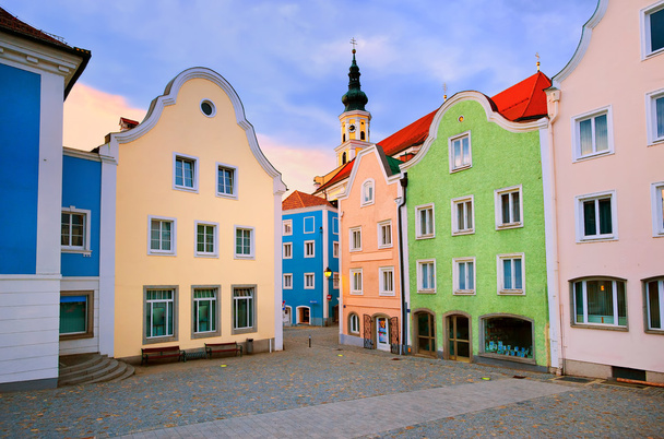 Maisons colorées dans le centre de Schardung, Autriche
 - Photo, image