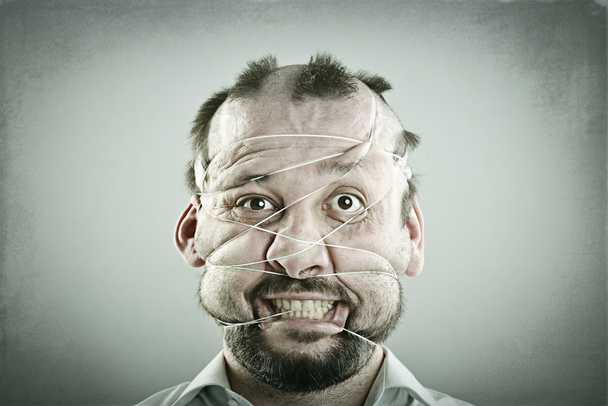 Portrait conceptuel de l'homme fou avec coiffure insolite
 - Photo, image